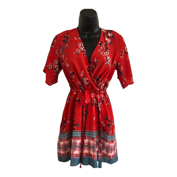 Trixxi red floral wrap front open back cutout belted short romper size medium - Picture 14 of 15